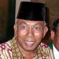 Usai Diperiksa KPK, Bachtiar Chamsyah Pamerkan Bunga Plastik