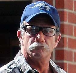 Hindari Paparazi, Mel Gibson Menyamar dengan Hidung & Kumis Palsu