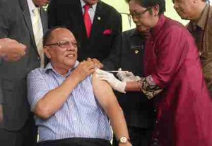 Menkes Lakukan Penyuntikan Pertama Vaksin Meningitis Haji