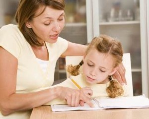 Agar Si Kecil Tidak Stres Saat Mengerjakan PR