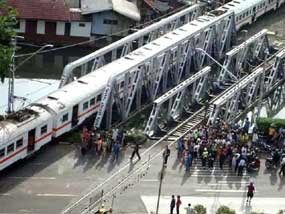 Terobos Perlintasan, Pemotor Tewas Tertabrak KA di Mangga Dua