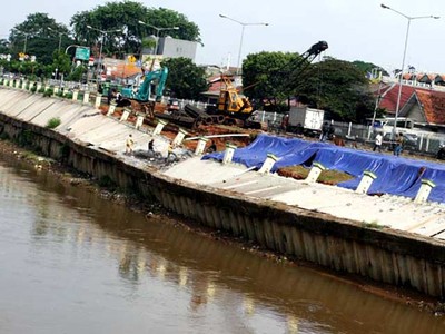 Bantaran Sungai Manggarai Diperbaiki