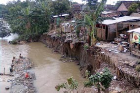 Bantaran Sungai Brantas Ambrol, 1 Rumah Warga Hanyut