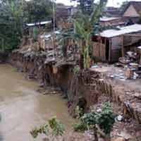 Bantaran Sungai Brantas Ambrol, 1 Rumah Warga Hanyut