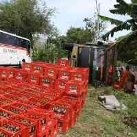 Hindari Pemudik, Truk Muat Ribuan Botol Minuman Terguling
