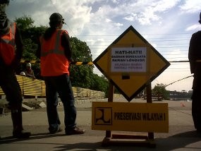 Jebol Pembatas, Warga Terus Padati Jl RE Martadinata yang Ambrol