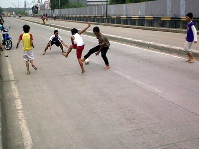 Bermain Bola di Jl RE Martadinata
