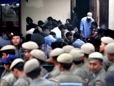 Polisi-Satpol PP Berjaga di Ciketing
