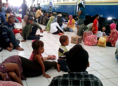 Sri Tanjung Terlambat, Penumpang Terlantar