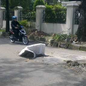 Lubang Jalan Bengawan Sudah Ditambal Semen