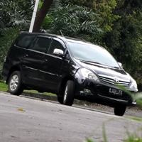 Manjakan Kaki Kiri dengan Kijang Innova Otomatis