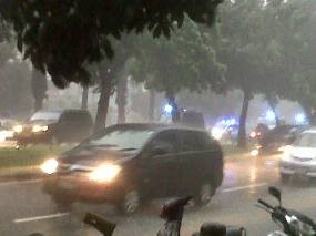 Hujan Lebat Landa Jl Sudirman, Jarak Pandang Terbatas