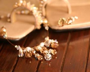 Cara Membersihkan Aksesori Kristal