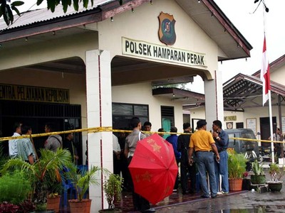 Mapolsek Hamparan Perak Jadi Tontonan