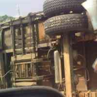 Gandengan Truk Terguling, Tol Satelit ke Waru Macet