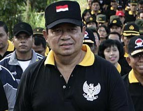 TNI-Polri Adu Bola, SBY Lakukan Kick Off