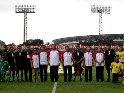 SBY Tonton Pertandingan Sepakbola TNI vs Polri