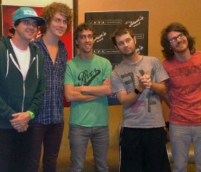 Forever the Sickest Kids Rela Hujan-hujanan Demi Fans
