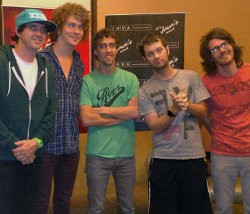 Forever the Sickest Kids Rela Hujan-hujanan Demi Fans