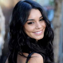 Hindari Paparazzi, Vanessa Hudgens Menyamar Jadi Gelandangan
