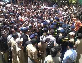 Dikatai Preman, Kades se Gresik Emosi 