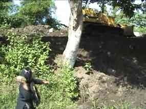 Tolak Eksekusi Tanah, Warga Jombang Serang Operator Eskavator