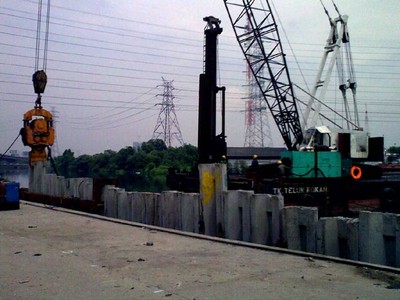 Tiang Pancang Dipasang di Jl RE Martadinata