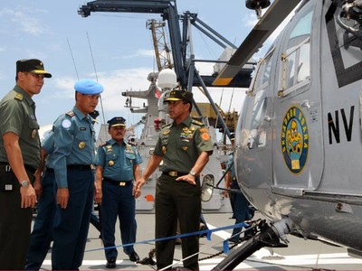Asops Panglima TNI Tinjau KRI Frans Kaisiepo-368
