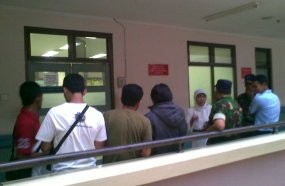 Puluhan Kerabat Tunggui Alex di RSHS