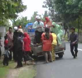 Ban Lepas, Pick Up Sarat Penumpang Nyaris Terguling 