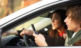 Remaja Masih Tidak Percaya SMS-an Sambil Nyetir Bahaya
