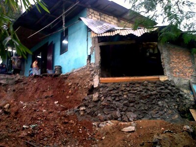 Hujan Deras Sebuah Rumah Longsor