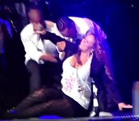 Hamil 5 Bulan, Mariah Carey Jatuh di Panggung