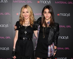 Jaga Kekompakan, Madonna & Anak Saling Tukar Pakaian