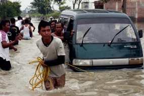 Genangan Air Bertambah Gara-gara Sampah Kulkas dan Kasur