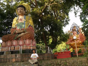 Pantai Lagoi, Pantai Trikora dan Wihara Dharma Sasana