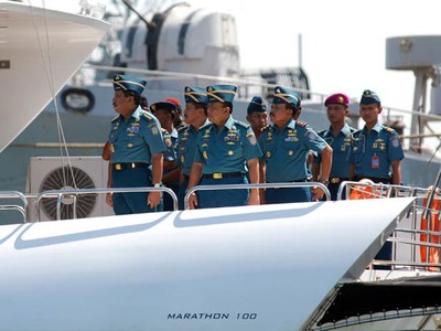 Agus Suhartono Inspeksi Kapal Perang
