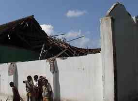 Atap Sekolah Ambruk, Siswa SD di Kediri Berbagi Kelas