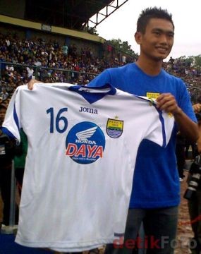 Jersey yang Dijual Sama Persis dengan Kostum Pemain Persib