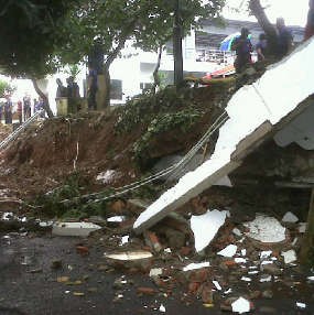 Tembok Pemadam Kebakaran Jaksel yang Rubuh, Timpa 2 Mobil