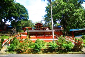 Klenteng Merah Membara Diatas Bukit