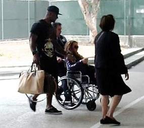 Terjatuh Saat Hamil, Mariah Carey Pakai Kursi Roda