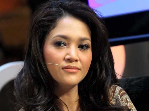 Maia Estianty Berbatik