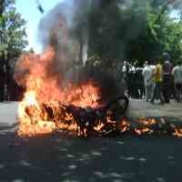 Pencuri Dilepas, Warga Bakar Motor di Depan Mapolres Sumenep 