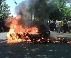 Pencuri Dilepas, Warga Bakar Motor di Depan Mapolres Sumenep 