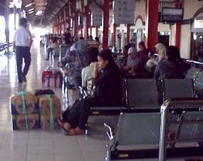 Ratusan Calon Penumpang Terlantar Di Stasiun Tawang Semarang