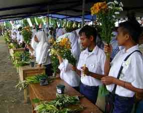 600 Pelajar Pecahkan Rekor MURI Merangkai Bunga Krisan