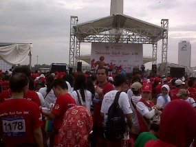 Kaus Merah Ramaikan Suasana Monas
