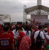 Kaus Merah Ramaikan Suasana Monas