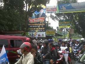 Konvoi Pendukung Nur Mahmudi-Idris Macetkan Depok